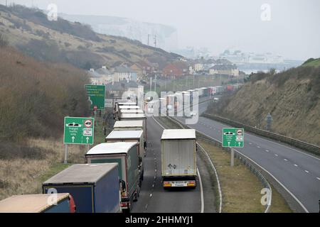 Dover Ken, Royaume-Uni.25th janvier 2022.Longues files d'attente de camions en direction du port de Douvres.Les chauffeurs sont confrontés à de longs retards dans la Manche en raison du fait que le personnel du port se débat avec les nouveaux formulaires de douane qui ont été introduits début janvier.Les conducteurs se sont plaints du fait qu'il faut environ 15 minutes pour remplir le nouveau service de circulation des véhicules de marchandises (GVMS) et d'autres documents d'exportation au crédit du port de Douvres : MARTIN DALTON/Alay Live News Banque D'Images