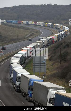 Dover Ken, Royaume-Uni.25th janvier 2022.Longues files d'attente de camions en direction du port de Douvres.Les chauffeurs sont confrontés à de longs retards dans la Manche en raison du fait que le personnel du port se débat avec les nouveaux formulaires de douane qui ont été introduits début janvier.Les conducteurs se sont plaints du fait qu'il faut environ 15 minutes pour remplir le nouveau service de circulation des véhicules de marchandises (GVMS) et d'autres documents d'exportation au crédit du port de Douvres : MARTIN DALTON/Alay Live News Banque D'Images