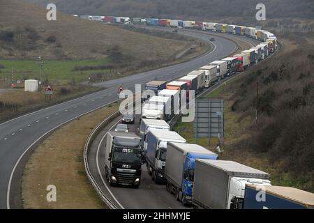 Dover Ken, Royaume-Uni.25th janvier 2022.Longues files d'attente de camions en direction du port de Douvres.Les chauffeurs sont confrontés à de longs retards dans la Manche en raison du fait que le personnel du port se débat avec les nouveaux formulaires de douane qui ont été introduits début janvier.Les conducteurs se sont plaints du fait qu'il faut environ 15 minutes pour remplir le nouveau service de circulation des véhicules de marchandises (GVMS) et d'autres documents d'exportation au crédit du port de Douvres : MARTIN DALTON/Alay Live News Banque D'Images