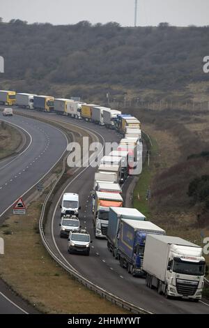 Dover Ken, Royaume-Uni.25th janvier 2022.Longues files d'attente de camions en direction du port de Douvres.Les chauffeurs sont confrontés à de longs retards dans la Manche en raison du fait que le personnel du port se débat avec les nouveaux formulaires de douane qui ont été introduits début janvier.Les conducteurs se sont plaints du fait qu'il faut environ 15 minutes pour remplir le nouveau service de circulation des véhicules de marchandises (GVMS) et d'autres documents d'exportation au crédit du port de Douvres : MARTIN DALTON/Alay Live News Banque D'Images