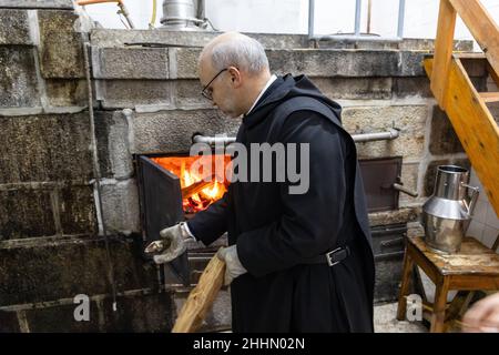 Moines bénédictins préparant de la liqueur artisanale au monastère de Saint Benoît de Singeverga, à Santo Tirso, Portugal. Banque D'Images