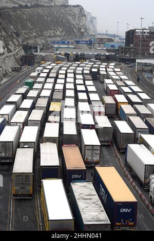 Dover Ken, Royaume-Uni.25th janvier 2022.Longues files d'attente de camions en direction du port de Douvres.Les chauffeurs sont confrontés à de longs retards dans la Manche en raison du fait que le personnel du port se débat avec les nouveaux formulaires de douane qui ont été introduits début janvier.Les conducteurs se sont plaints du fait qu'il faut environ 15 minutes pour remplir le nouveau service de circulation des véhicules de marchandises (GVMS) et d'autres documents d'exportation au crédit du port de Douvres : MARTIN DALTON/Alay Live News Banque D'Images