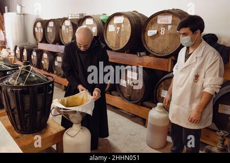 Moines bénédictins préparant de la liqueur artisanale au monastère de Saint Benoît de Singeverga, à Santo Tirso, Portugal. Banque D'Images