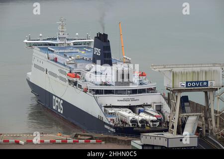 Dover Ken, Royaume-Uni.25th janvier 2022.Longues files d'attente de camions en direction du port de Douvres.Les chauffeurs sont confrontés à de longs retards dans la Manche en raison du fait que le personnel du port se débat avec les nouveaux formulaires de douane qui ont été introduits début janvier.Les conducteurs se sont plaints du fait qu'il faut environ 15 minutes pour remplir le nouveau service de circulation des véhicules de marchandises (GVMS) et d'autres documents d'exportation au crédit du port de Douvres : MARTIN DALTON/Alay Live News Banque D'Images