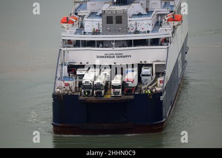 Dover Ken, Royaume-Uni.25th janvier 2022.Longues files d'attente de camions en direction du port de Douvres.Les chauffeurs sont confrontés à de longs retards dans la Manche en raison du fait que le personnel du port se débat avec les nouveaux formulaires de douane qui ont été introduits début janvier.Les conducteurs se sont plaints du fait qu'il faut environ 15 minutes pour remplir le nouveau service de circulation des véhicules de marchandises (GVMS) et d'autres documents d'exportation au crédit du port de Douvres : MARTIN DALTON/Alay Live News Banque D'Images