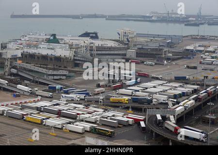 Dover Ken, Royaume-Uni.25th janvier 2022.Longues files d'attente de camions en direction du port de Douvres.Les chauffeurs sont confrontés à de longs retards dans la Manche en raison du fait que le personnel du port se débat avec les nouveaux formulaires de douane qui ont été introduits début janvier.Les conducteurs se sont plaints du fait qu'il faut environ 15 minutes pour remplir le nouveau service de circulation des véhicules de marchandises (GVMS) et d'autres documents d'exportation au crédit du port de Douvres : MARTIN DALTON/Alay Live News Banque D'Images