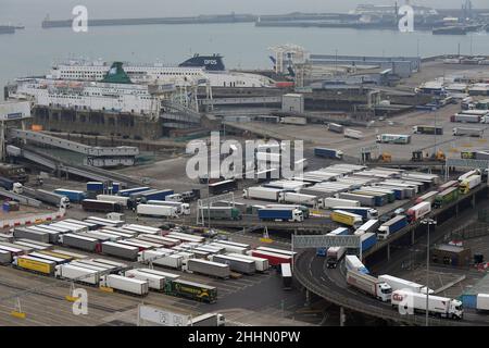 Dover Ken, Royaume-Uni.25th janvier 2022.Longues files d'attente de camions en direction du port de Douvres.Les chauffeurs sont confrontés à de longs retards dans la Manche en raison du fait que le personnel du port se débat avec les nouveaux formulaires de douane qui ont été introduits début janvier.Les conducteurs se sont plaints du fait qu'il faut environ 15 minutes pour remplir le nouveau service de circulation des véhicules de marchandises (GVMS) et d'autres documents d'exportation au crédit du port de Douvres : MARTIN DALTON/Alay Live News Banque D'Images