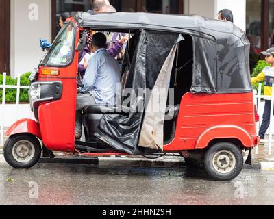 Pousse-pousse automatique attendant les passagers par jour de pluie à Kandy, Sri Lanka. Banque D'Images