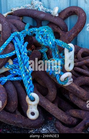 Des cordes et des chaînes de pêche bleues se sont empilées dans un coin du quai.Séchage prêt à l'emploi Banque D'Images