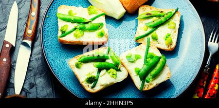 Bruschetta aux légumes avec brocoli, pois verts et haricots asperges. Nourriture végétarienne Banque D'Images