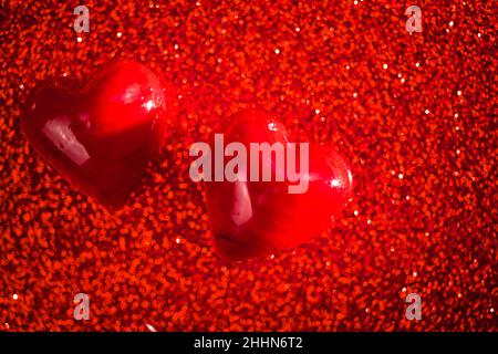Deux coeurs rouges sur fond brillant.Fête de la Saint-Valentin 14th février Banque D'Images