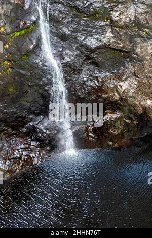 FOYERS HIGHLANDS ECOSSE CHUTE D'EAU CASCADE INFÉRIEURE DANS UNE PISCINE NOIRE Banque D'Images