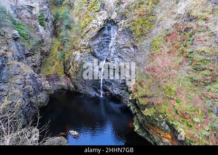 FOYERS HIGHLANDS SCOTLAND LA GORGE ET LA CASCADE S'ÉCOULANT DANS LA PISCINE NOIRE EN CONTREBAS Banque D'Images