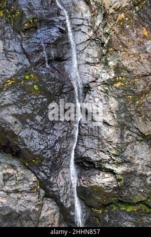 FOYERS HIGHLANDS SCOTLAND LA CASCADE D'EAU QUI COULE SUR LES ROCHERS NOIRS Banque D'Images