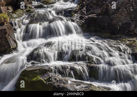 La rivière COE s'élève à la base nord-est de Buachaville Etive Beag en Écosse et s'écoule vers l'ouest le long de Glen COE.Après des cascades spectaculaires à la Pa Banque D'Images