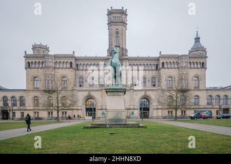 Hanovre, Allemagne.25th janvier 2022.Les étudiants se trouvent devant l'Université Leibniz, dans le Guelph Palace.Lors d'une conférence de presse, les représentants des organismes étudiants veulent attirer l'attention sur la situation des étudiants en Basse-Saxe pendant la pandémie de Corona.La modification de la loi sur l'enseignement supérieur sera également traitée à la PK.Crédit : OLE Spata/dpa/Alay Live News Banque D'Images