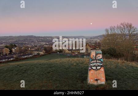 lune de loup s'élevant au-dessus du bain Banque D'Images