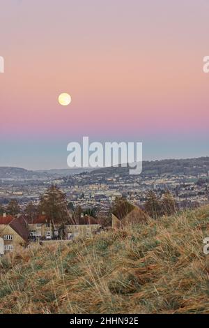 lune de loup s'élevant au-dessus du bain Banque D'Images