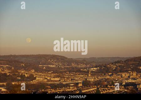 lune de loup s'élevant au-dessus du bain Banque D'Images