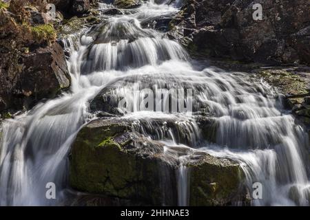 La rivière COE s'élève à la base nord-est de Buachaville Etive Beag en Écosse et s'écoule vers l'ouest le long de Glen COE.Après des cascades spectaculaires à la Pa Banque D'Images