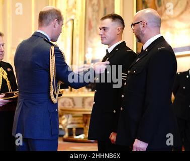 Le Sergent Michael Hooper (à gauche) et le gendarme Stephen Quartermain, tous deux de la police de Leicestershire, reçoivent la Médaille de la galanterie Queens par le duc de Cambridge lors d'une cérémonie d'investiture à Windsor.Date de la photo: Mardi 25 janvier 2022. Banque D'Images