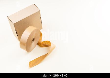 Ruban adhésif en papier écologique biodégradable avec boîte en carton Banque D'Images