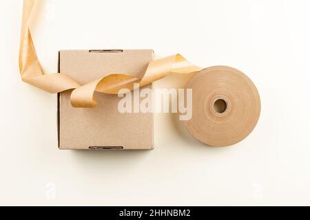 Ruban adhésif en papier écologique biodégradable pour l'emballage de boîtes en carton Banque D'Images