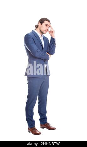 Portrait complet de l'homme d'affaires réfléchi et mélancolique garde la main à la tête, semble pensif isolé sur fond blanc.Activité réfléchie par Banque D'Images