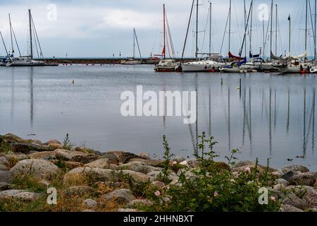 Borgholm marina sur l'île suédoise de la mer Baltique Oland.Cette île est une destination populaire pour les bateaux de loisirs Banque D'Images