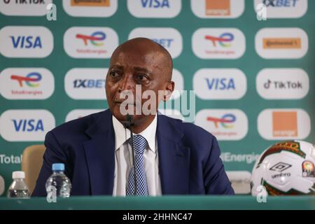 YAOUNDÉ, CAMEROUN - JANVIER 25: Président de la Confédération africaine de football Patrice Motsepe lors de la conférence de presse à la coupe d'Afrique sur les nations concernant l'incident avec les fans avant le Cameroun et les Comores match le 24/01/2022 Conférence de presse à Stade Ahmadou Ahidjo le 25 janvier 2022 à Yaoundé, Cameroun.(Photo de SF) crédit: Sebo47/Alay Live News Banque D'Images