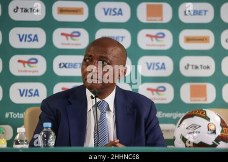 YAOUNDÉ, CAMEROUN - JANVIER 25: Président de la Confédération africaine de football Patrice Motsepe lors de la conférence de presse à la coupe d'Afrique sur les nations concernant l'incident avec les fans avant le Cameroun et les Comores match le 24/01/2022 Conférence de presse à Stade Ahmadou Ahidjo le 25 janvier 2022 à Yaoundé, Cameroun.(Photo de SF) crédit: Sebo47/Alay Live News Banque D'Images