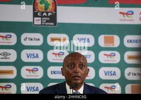 YAOUNDÉ, CAMEROUN - JANVIER 25: Président de la Confédération africaine de football Patrice Motsepe lors de la conférence de presse à la coupe d'Afrique sur les nations concernant l'incident avec les fans avant le Cameroun et les Comores match le 24/01/2022 Conférence de presse à Stade Ahmadou Ahidjo le 25 janvier 2022 à Yaoundé, Cameroun.(Photo de SF) crédit: Sebo47/Alay Live News Banque D'Images