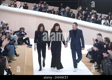 Charlotte Casiraghi, designer Virginie Viard et Xavier Veilhan font une apparition sur la piste lors du salon Dior Homme automne/hiver 2022-2023 dans le cadre de la semaine de la mode à Paris, France, le 21 janvier 2022.Photo d'Aurore Marechal/ABACAPRESS.COM Banque D'Images