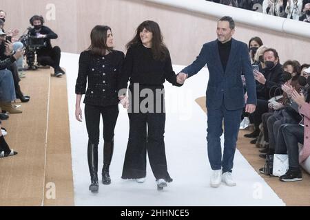 Charlotte Casiraghi, designer Virginie Viard et Xavier Veilhan font une apparition sur la piste lors du salon Dior Homme automne/hiver 2022-2023 dans le cadre de la semaine de la mode à Paris, France, le 21 janvier 2022.Photo d'Aurore Marechal/ABACAPRESS.COM Banque D'Images