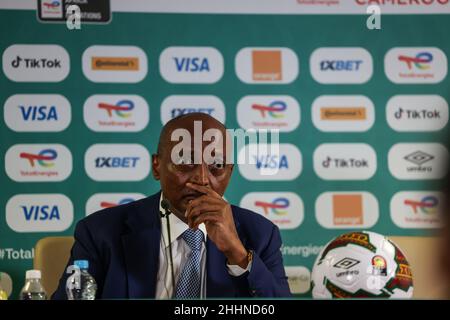 YAOUNDÉ, CAMEROUN - JANVIER 25: Président de la Confédération africaine de football Patrice Motsepe lors de la conférence de presse à la coupe d'Afrique sur les nations concernant l'incident avec les fans avant le Cameroun et les Comores match le 24/01/2022 Conférence de presse à Stade Ahmadou Ahidjo le 25 janvier 2022 à Yaoundé, Cameroun.(Photo de SF) crédit: Sebo47/Alay Live News Banque D'Images