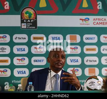 YAOUNDÉ, CAMEROUN - JANVIER 25: Président de la Confédération africaine de football Patrice Motsepe lors de la conférence de presse à la coupe d'Afrique sur les nations concernant l'incident avec les fans avant le Cameroun et les Comores match le 24/01/2022 Conférence de presse à Stade Ahmadou Ahidjo le 25 janvier 2022 à Yaoundé, Cameroun.(Photo de SF) crédit: Sebo47/Alay Live News Banque D'Images