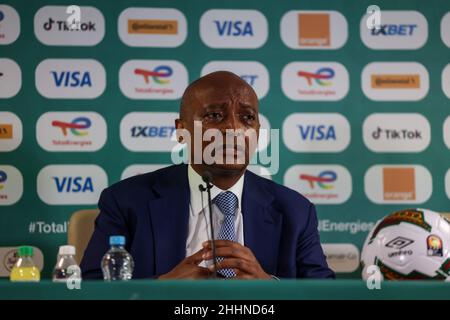 YAOUNDÉ, CAMEROUN - JANVIER 25: Président de la Confédération africaine de football Patrice Motsepe lors de la conférence de presse à la coupe d'Afrique sur les nations concernant l'incident avec les fans avant le Cameroun et les Comores match le 24/01/2022 Conférence de presse à Stade Ahmadou Ahidjo le 25 janvier 2022 à Yaoundé, Cameroun.(Photo de SF) crédit: Sebo47/Alay Live News Banque D'Images