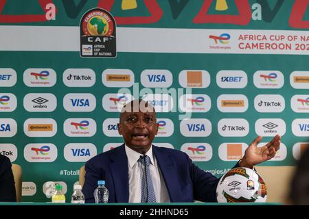 YAOUNDÉ, CAMEROUN - JANVIER 25: Président de la Confédération africaine de football Patrice Motsepe lors de la conférence de presse à la coupe d'Afrique sur les nations concernant l'incident avec les fans avant le Cameroun et les Comores match le 24/01/2022 Conférence de presse à Stade Ahmadou Ahidjo le 25 janvier 2022 à Yaoundé, Cameroun.(Photo de SF) crédit: Sebo47/Alay Live News Banque D'Images