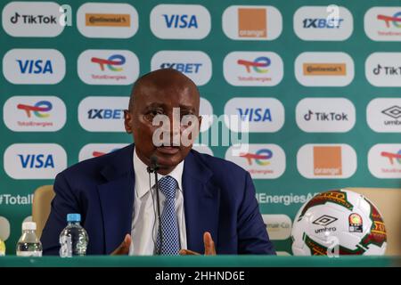 YAOUNDÉ, CAMEROUN - JANVIER 25: Président de la Confédération africaine de football Patrice Motsepe lors de la conférence de presse à la coupe d'Afrique sur les nations concernant l'incident avec les fans avant le Cameroun et les Comores match le 24/01/2022 Conférence de presse à Stade Ahmadou Ahidjo le 25 janvier 2022 à Yaoundé, Cameroun.(Photo de SF) crédit: Sebo47/Alay Live News Banque D'Images