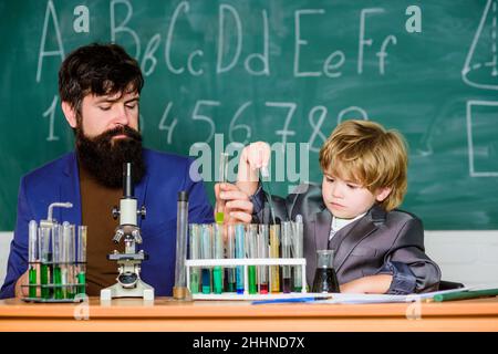 Étudier la chimie et la biologie.Étudier est intéressant.Invention chimique.Étudier dans l'activité éducative par l'expérience.J'aime étudier à l'école Banque D'Images