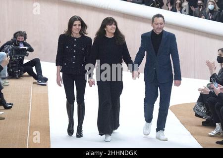 Charlotte Casiraghi, designer Virginie Viard et Xavier Veilhan font une apparition sur la piste lors du salon Dior Homme automne/hiver 2022-2023 dans le cadre de la semaine de la mode à Paris, France, le 21 janvier 2022.Photo d'Aurore Marechal/ABACAPRESS.COM Banque D'Images