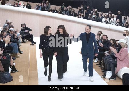 Charlotte Casiraghi, designer Virginie Viard et Xavier Veilhan font une apparition sur la piste lors du salon Dior Homme automne/hiver 2022-2023 dans le cadre de la semaine de la mode à Paris, France, le 21 janvier 2022.Photo d'Aurore Marechal/ABACAPRESS.COM Banque D'Images