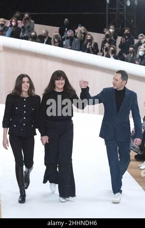 Charlotte Casiraghi, designer Virginie Viard et Xavier Veilhan font une apparition sur la piste lors du salon Dior Homme automne/hiver 2022-2023 dans le cadre de la semaine de la mode à Paris, France, le 21 janvier 2022.Photo d'Aurore Marechal/ABACAPRESS.COM Banque D'Images