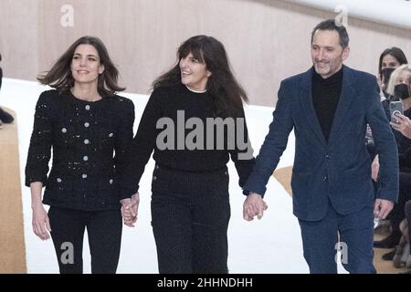 Charlotte Casiraghi, designer Virginie Viard et Xavier Veilhan font une apparition sur la piste lors du salon Dior Homme automne/hiver 2022-2023 dans le cadre de la semaine de la mode à Paris, France, le 21 janvier 2022.Photo d'Aurore Marechal/ABACAPRESS.COM Banque D'Images