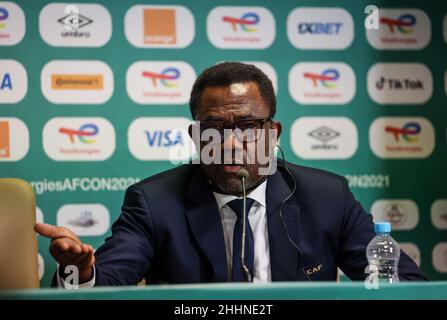 YAOUNDÉ, CAMEROUN - JANVIER 25: secrétaire général de la CAF Veron Mosengo-OMBA lors de la conférence de presse à la coupe d'Afrique sur les nations concernant l'incident avec les fans avant le Cameroun et les Comores match le 24/01/2022 Conférence de presse à Stade Ahmadou Ahidjo le 25 janvier 2022 à Yaoundé, Cameroun.(Photo de SF) crédit: Sebo47/Alay Live News Banque D'Images