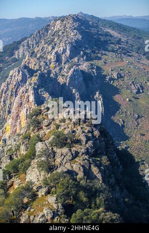 Peigne quatzitique du Parc National de Monfrague, Caceres, Estrémadure, Espagne.Vue d'ensemble du château Banque D'Images