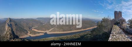 Rivière Tage traversant le parc national de Monfrague, Caceres, Estrémadure, Espagne.Vue d'ensemble du château Banque D'Images