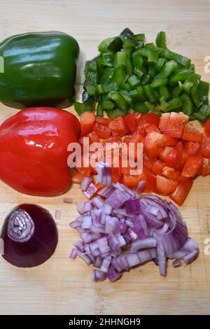 poivrons et oignons hachés, préparation des aliments, cuisson dans la cuisine Banque D'Images