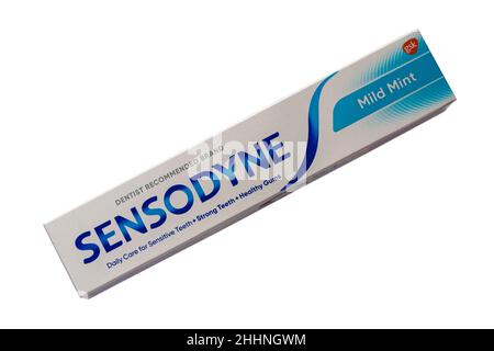 Boîte de dentifrice doux à la menthe Sensodyne sur fond blanc - soins quotidiens pour les dents sensibles + dents fortes + gencives saines marque recommandée par le dentiste Banque D'Images