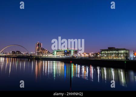 Vue nocturne sur la rivière Clyde Glasgow, Écosse Banque D'Images